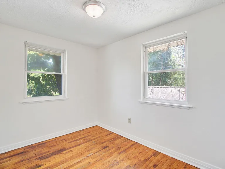 2418 1/2 Laurel St — Photo 17