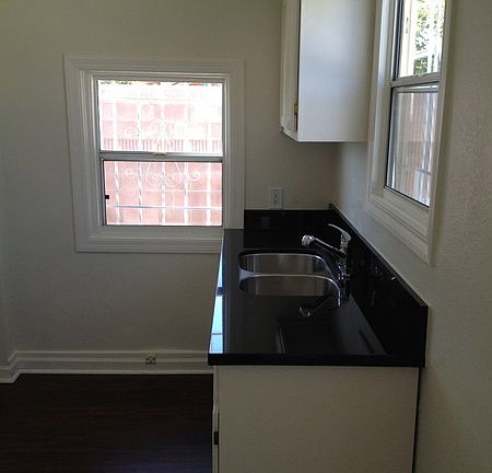 4th image of 1530 W 55th St