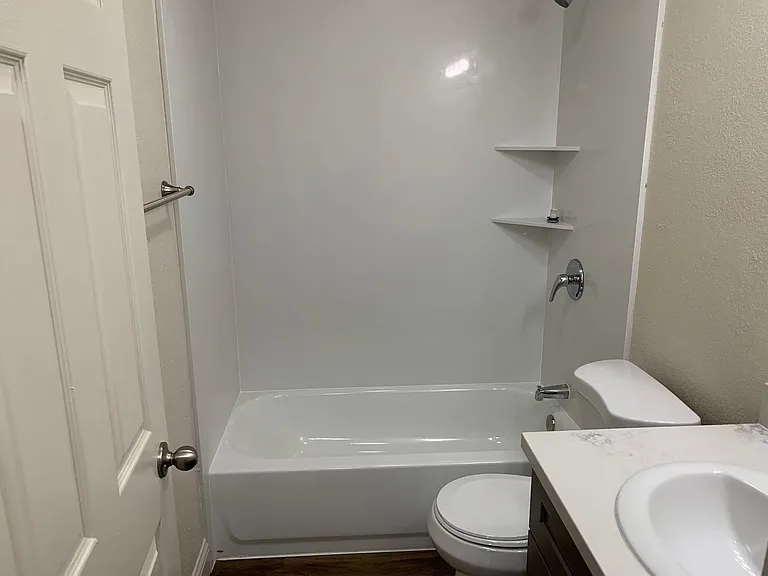 Yosemite Avenue Apartments — Photo 7