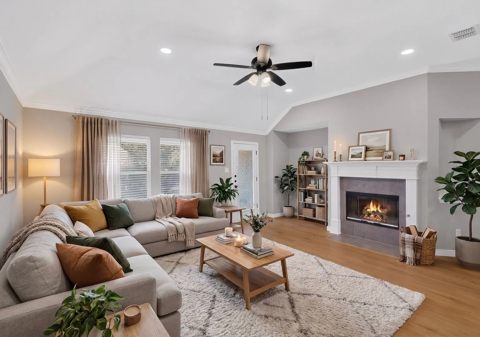 3 bed, 2.0 bath, 1836 sqft, $2,700 — Photo 3