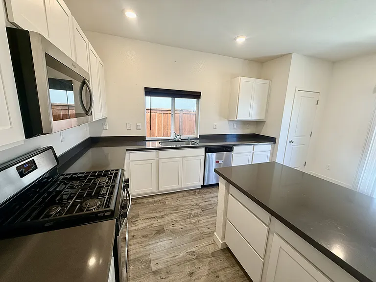 975 Franklin St — Photo 15