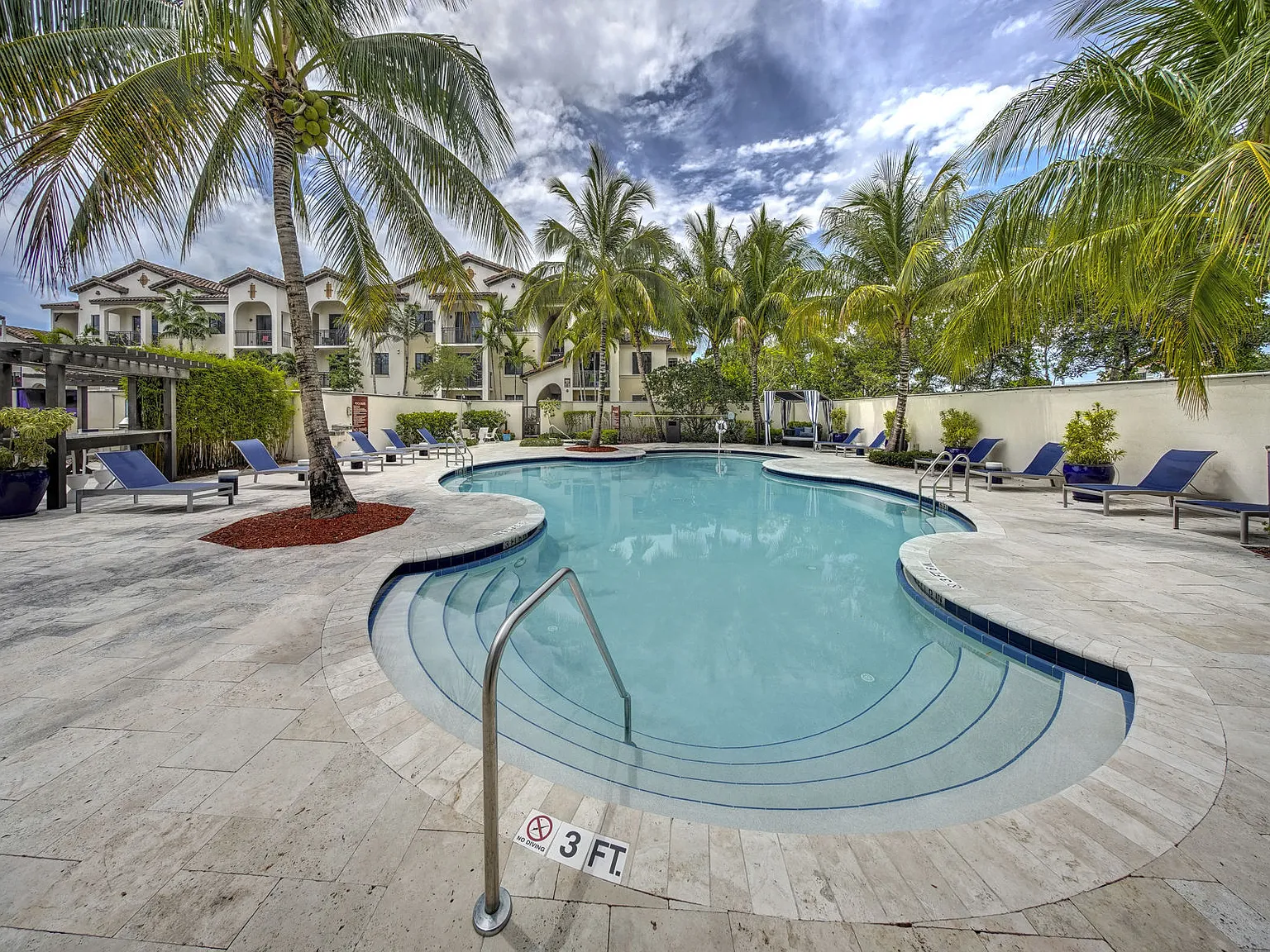 Solle Davie Luxury Apartments — Photo 3