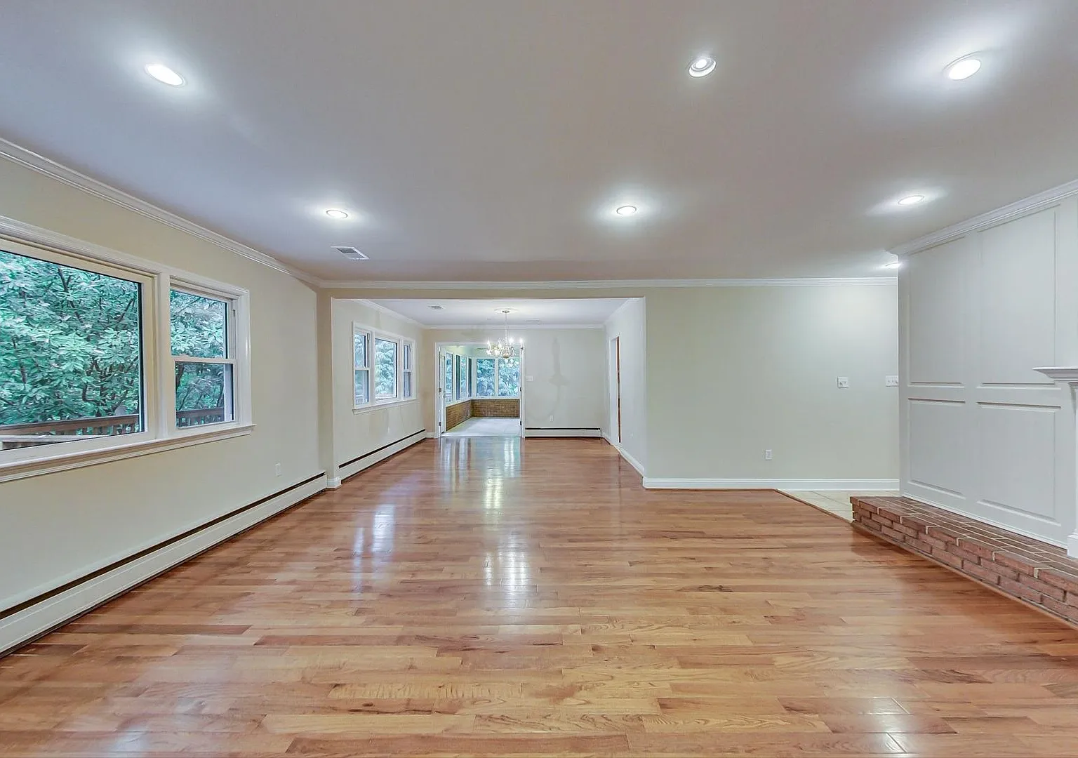 Spacious 3BR/3BA Retreat Backing to Nature in Quiet Silver Spring Cul-de-Sac — Photo 4
