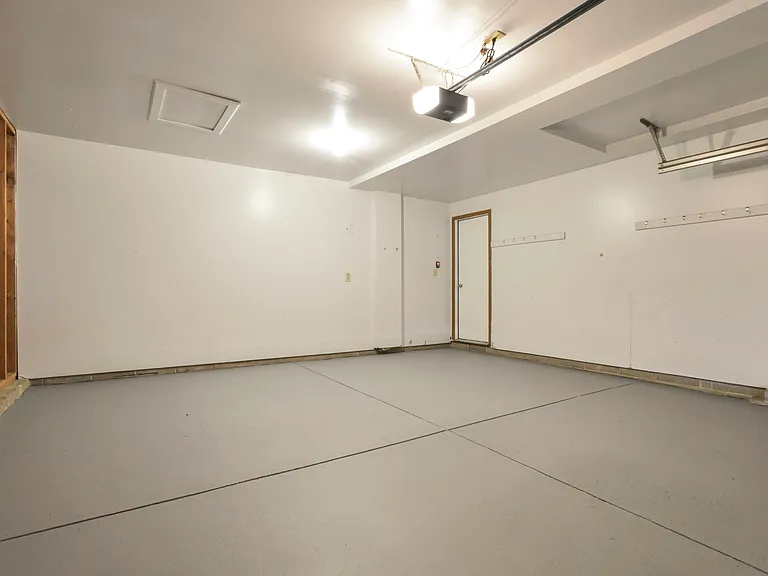 933 Briaro St — Photo 43