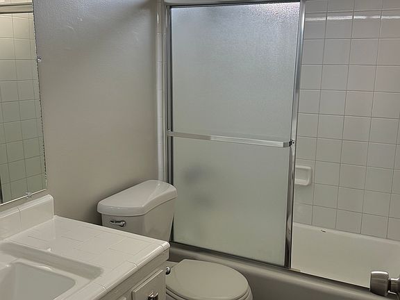 2nd image of 11451 Oxnard St APT 15