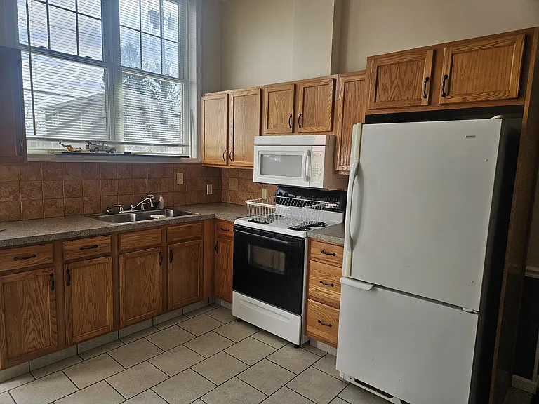 281-283 E Main St — Photo 3