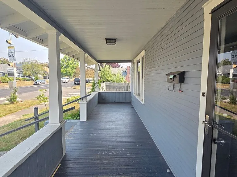 481 SW Cascade Ave — Photo 3