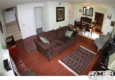 4th image of 22109 Burbank Blvd Unit 1