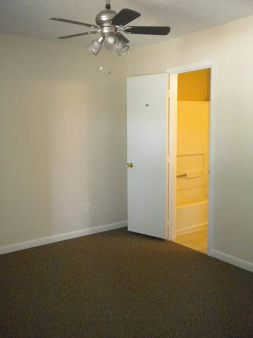 4 bedroom Condo within Walking Distance to Lake Johnson and 5 mins to NC State — Photo 3