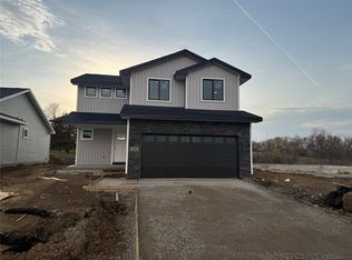 570 NW Rockwood Ln, Grimes, IA 50111