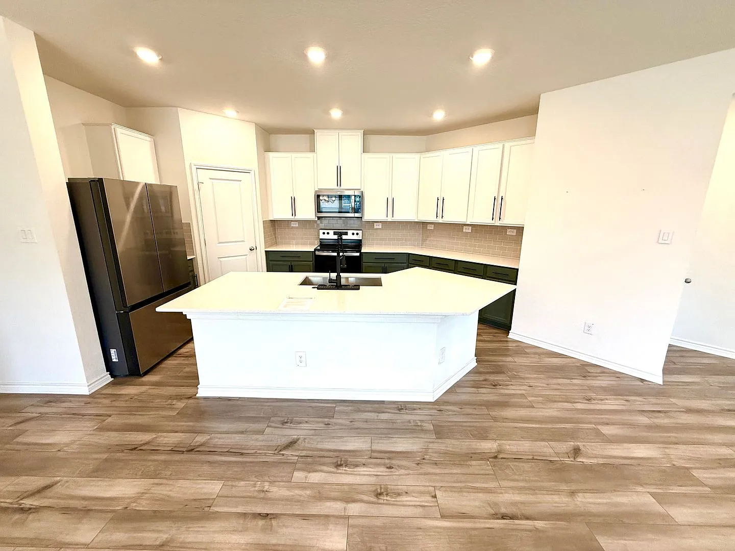 *Move In Special* Kitchen Lovers Dream Tons Of Cabinet Space & Included Appliances! — Photo 4