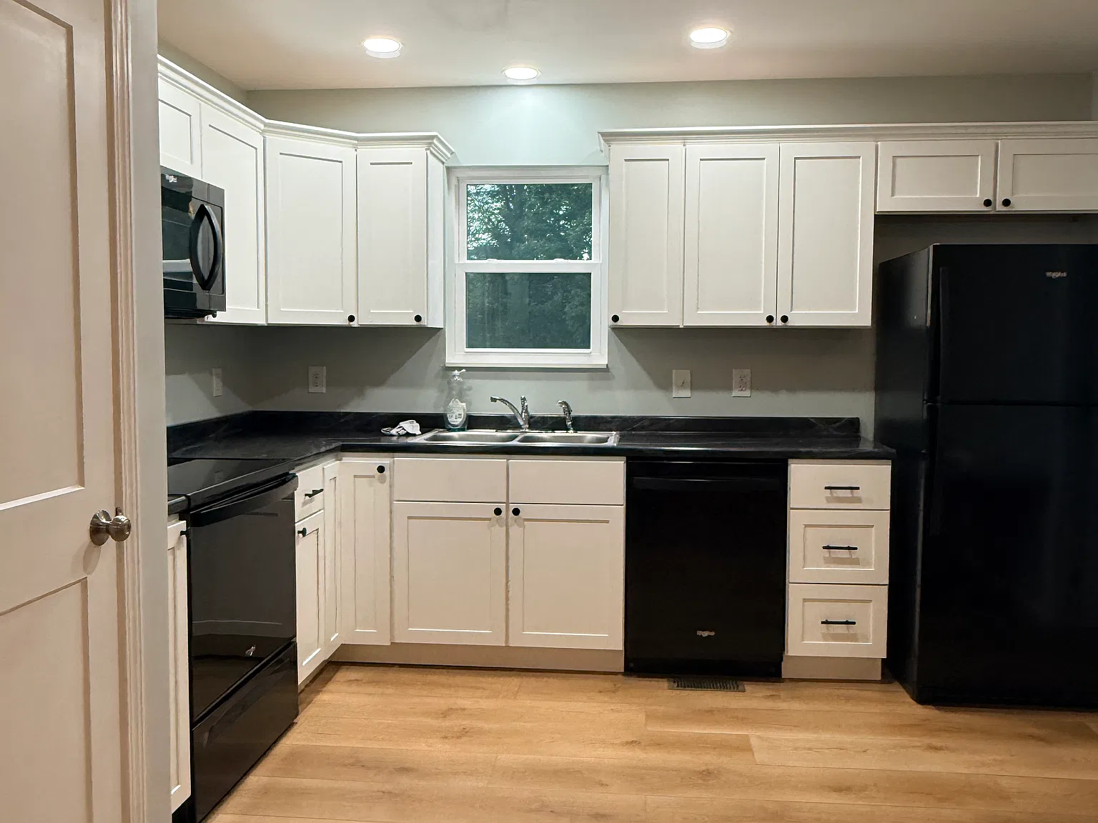 3 bed, 960 sqft, $1,800 — Photo 3