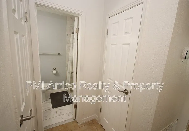 1918 W Walnut St — Photo 18