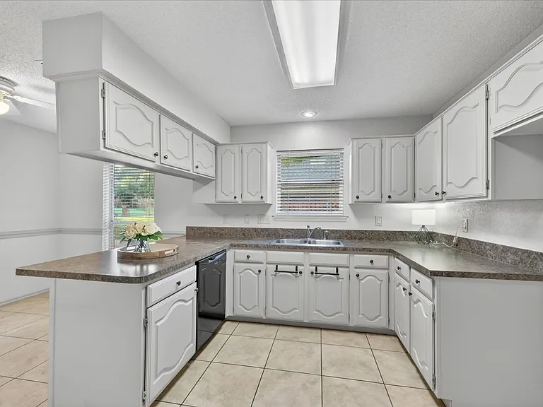 3509 Edgehill Dr — Photo 8