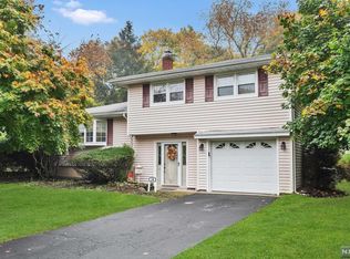 16 Dante Pl, Waldwick, NJ 07463