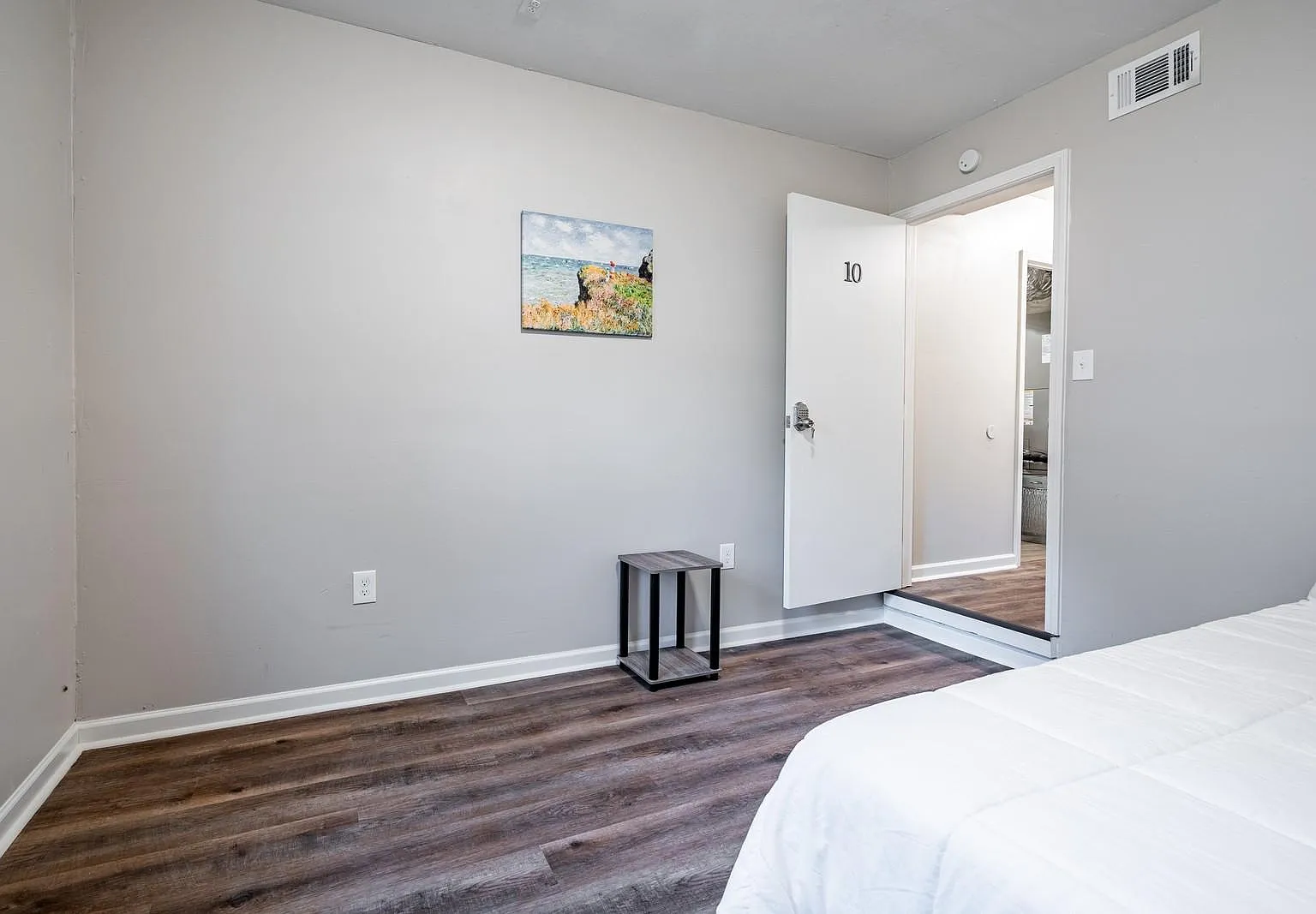 4 bed, 3.0 bath, 1354 sqft, $672 — Photo 2