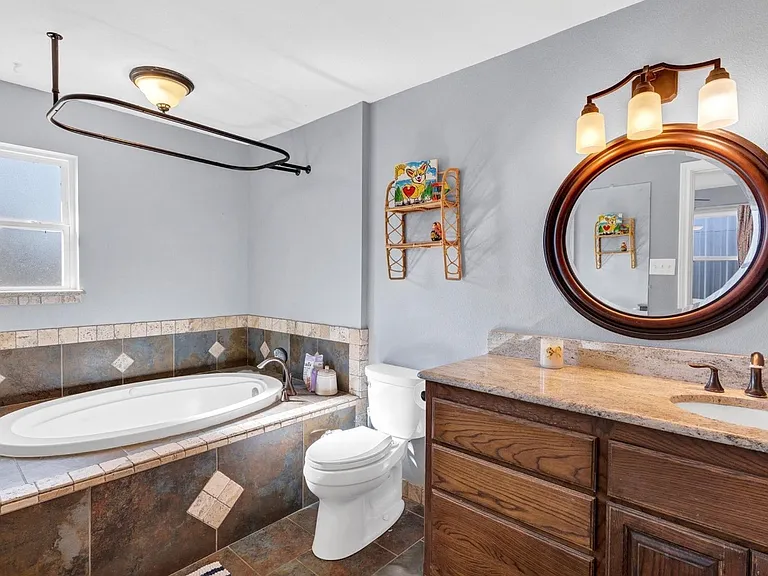 406 N Oak Ln — Photo 3