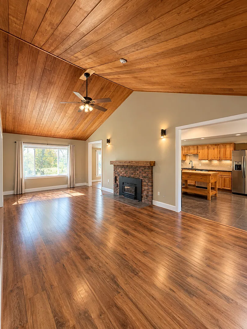 3 bedroom home with 2 car garage — Photo 3