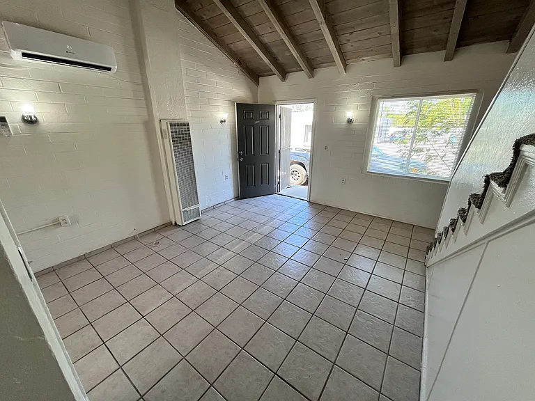 423 E 32nd St #D — Photo 14