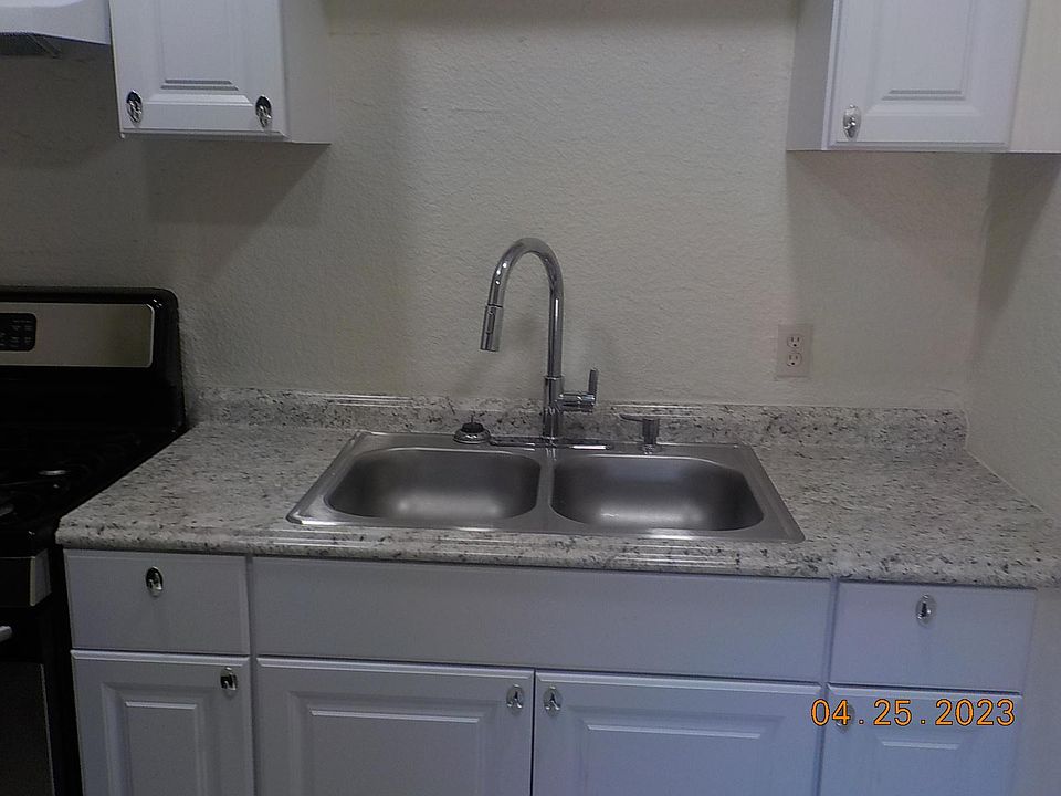 2nd image of 917 S Myrtle Ave #7