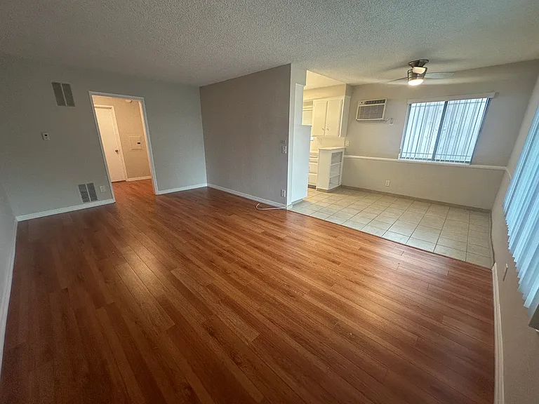 1023 N Laurel Ave — Photo 3