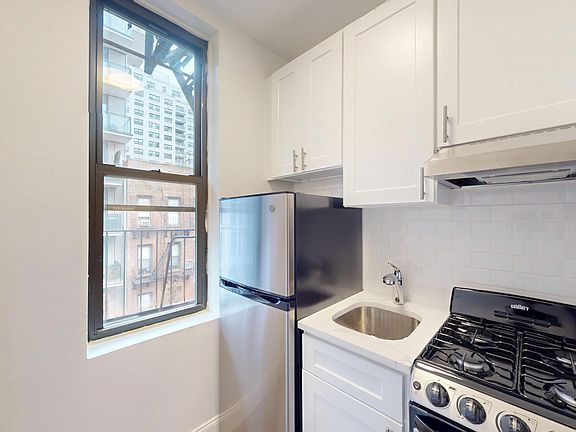 5th image of 313 E 85th St APT 4C