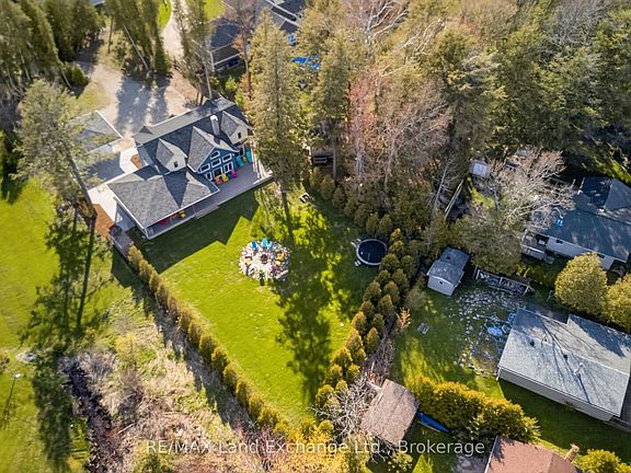 3rd image of 144 Huron Rd W