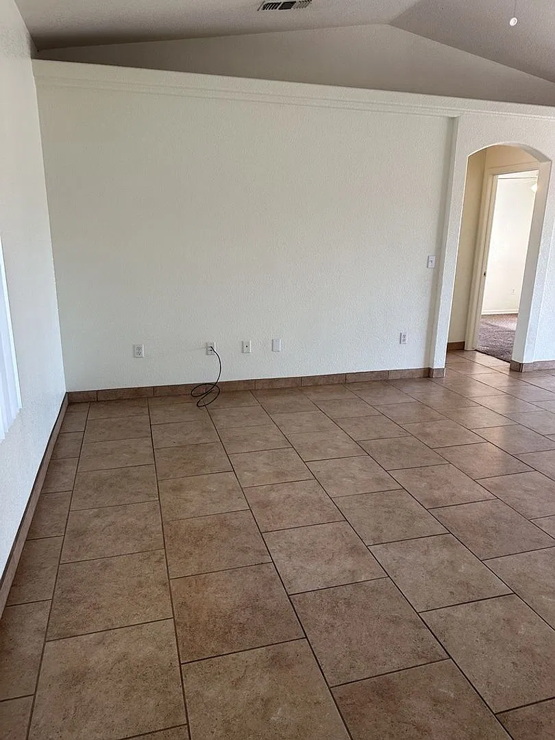 Unfurnished Full Time — Photo 4