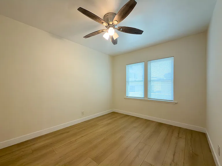 411 W Windsor Rd — Photo 11