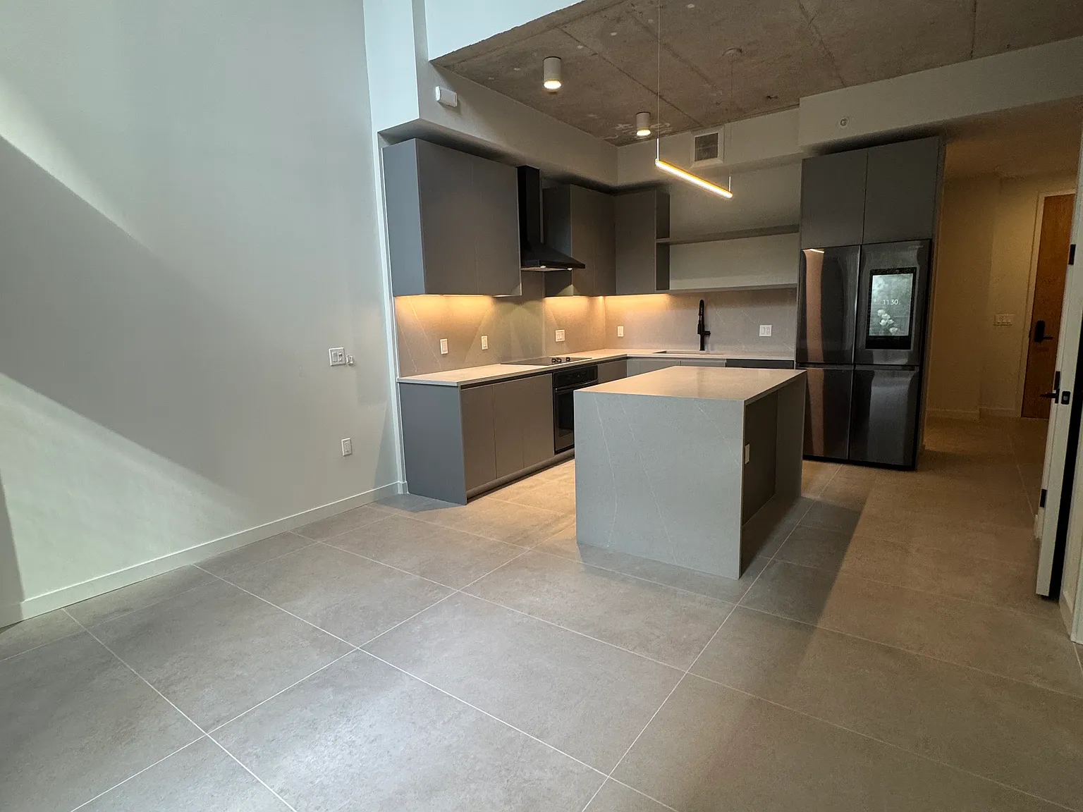 3 bed, 1438 sqft, $4,972 — Photo 3