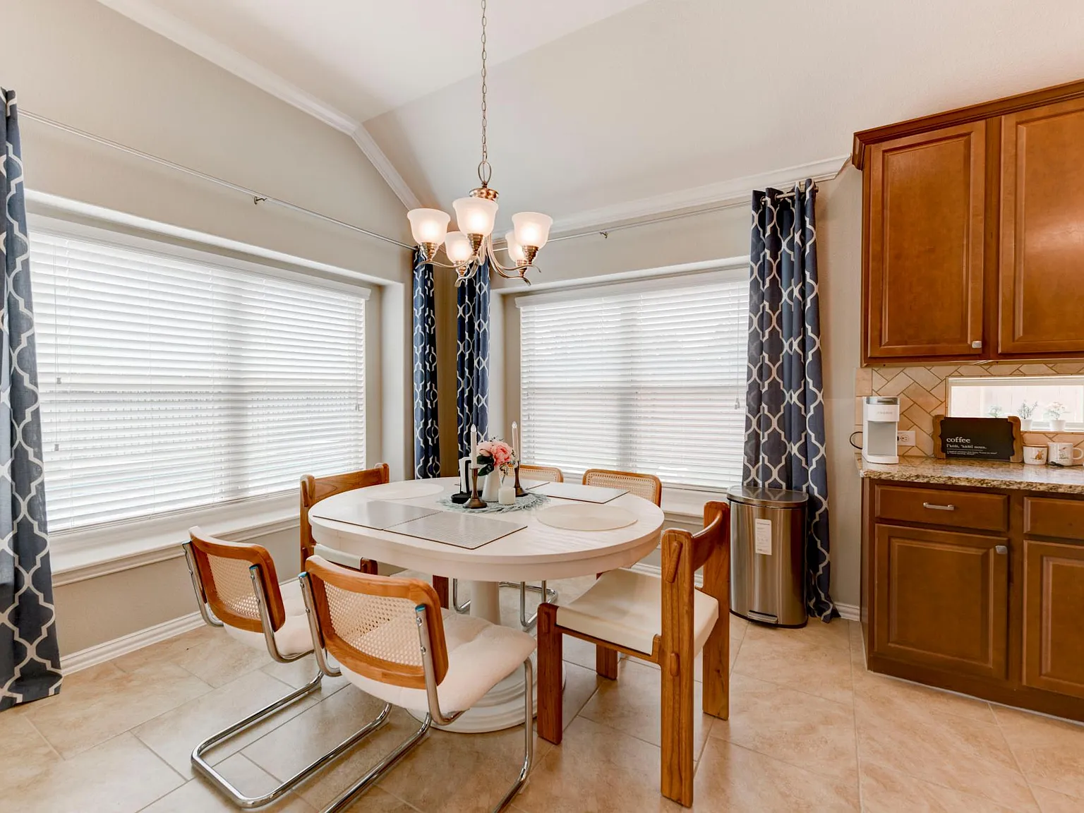 4 bed, 2069 sqft, $6,000 — Photo 2