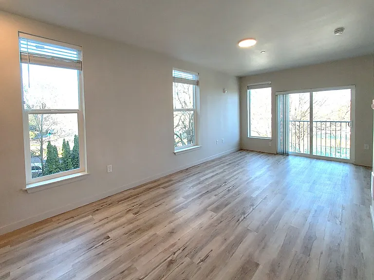 810 Yakima — Photo 4