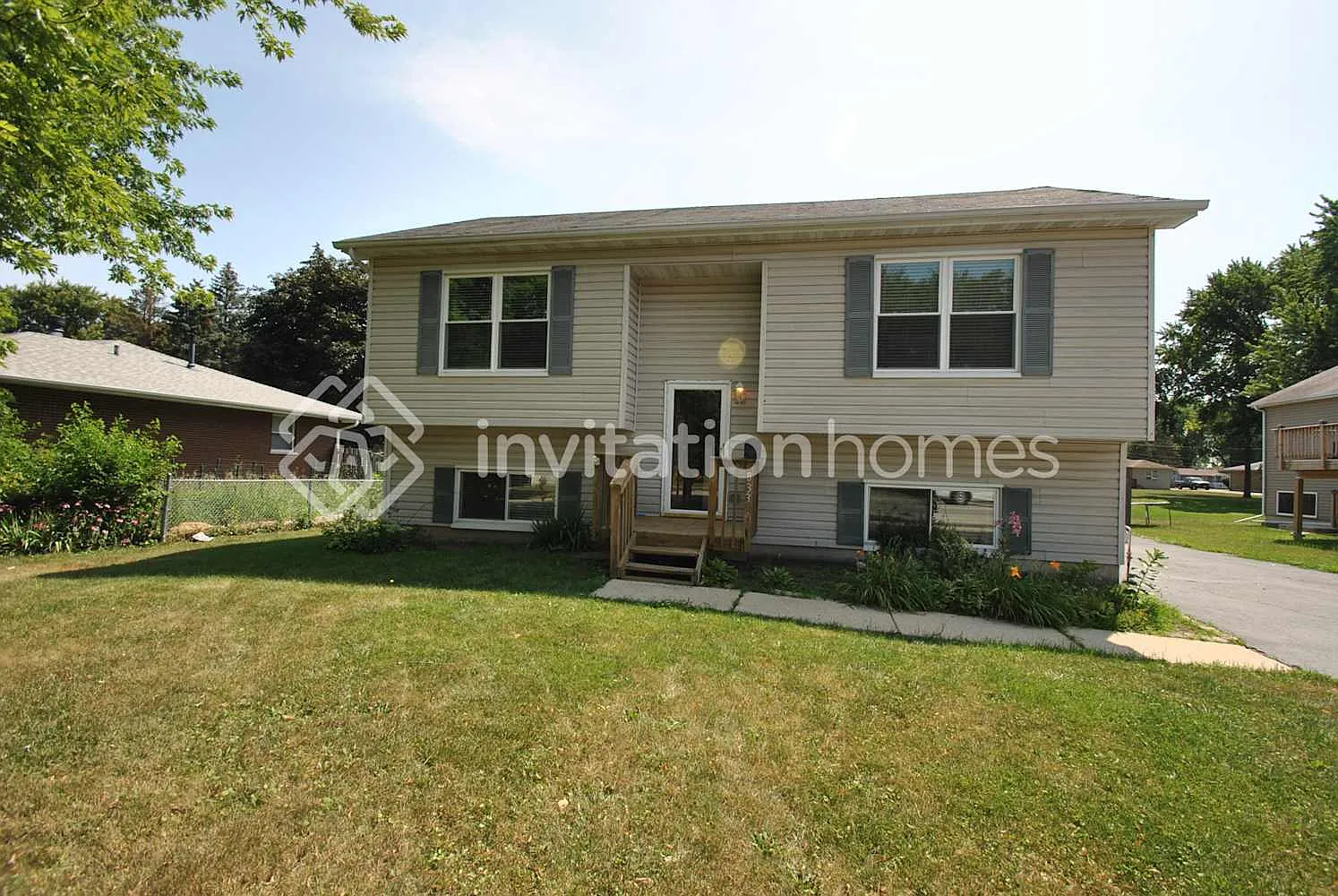 833 N Elmwood Dr Aurora, IL 60506 — Photo 1