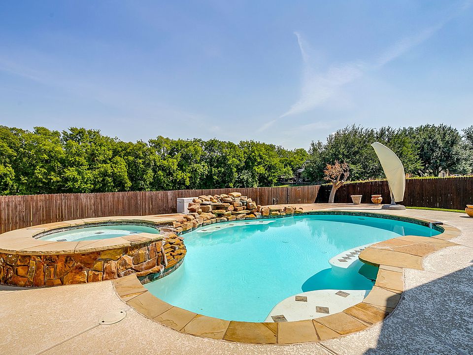 Huge pool with the tub and sitting area