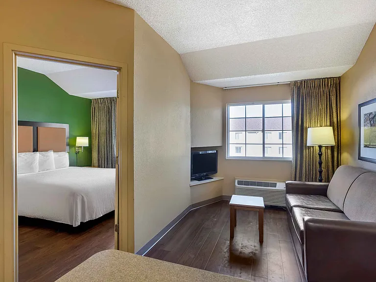1 Bedroom Suite - 1 King Bed