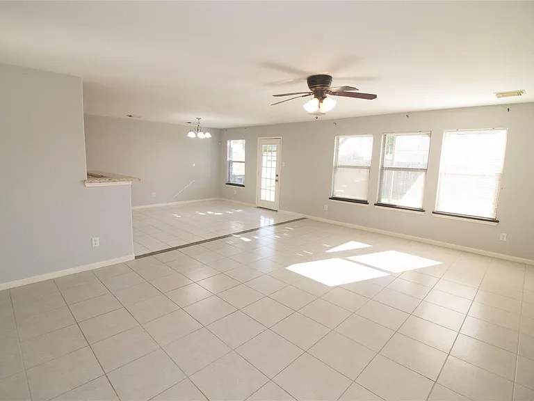 2202 Crossmill Ln — Photo 9