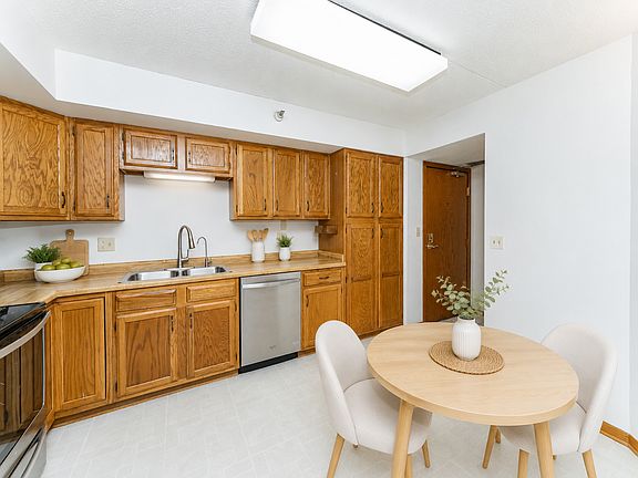 3rd image of 121 14th St NE APT 204