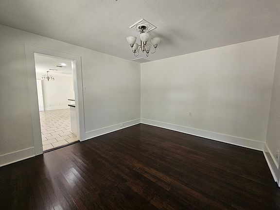 5th image of 806 W Spring St