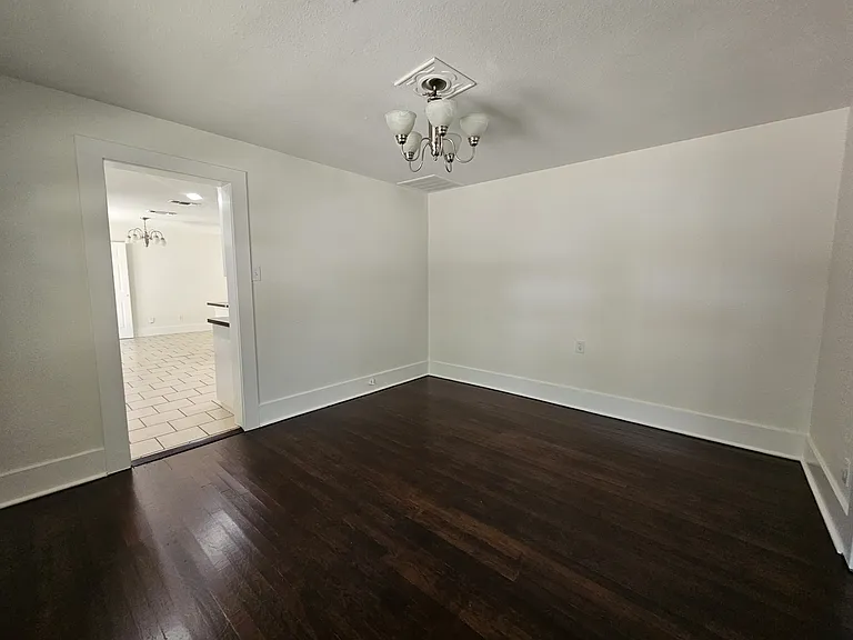 806 W Spring St — Photo 5