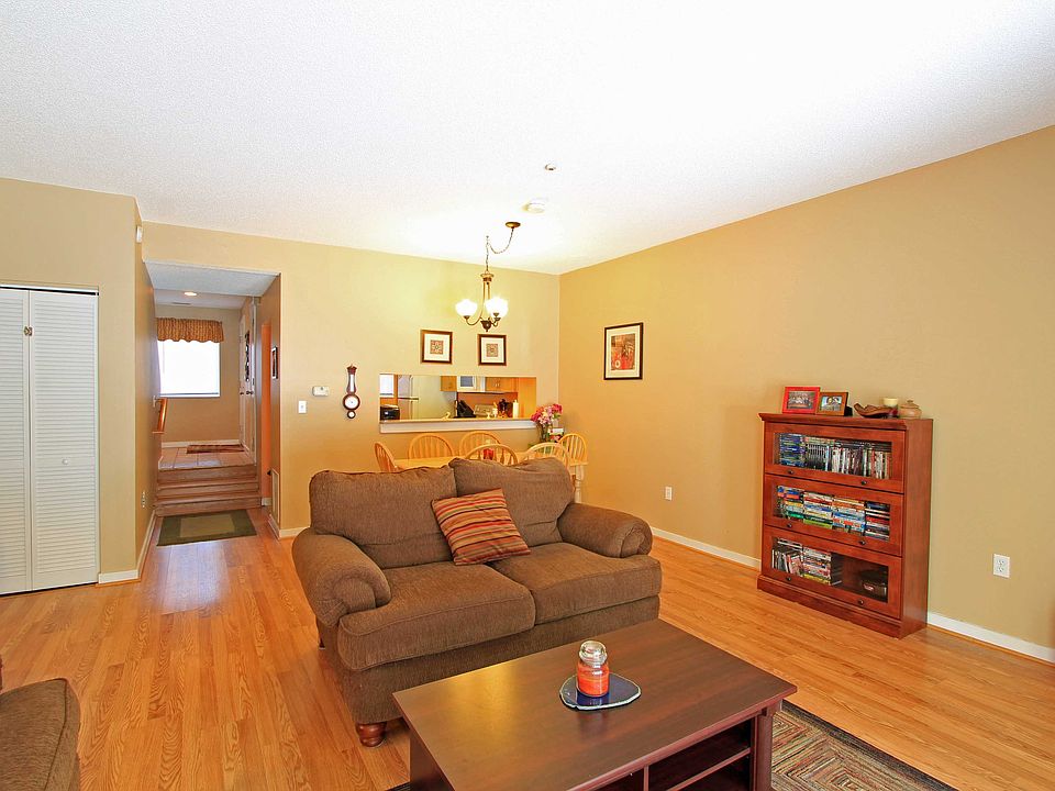 1st image of 2 Highwood Dr