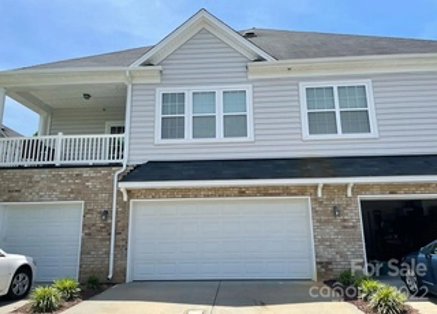 Short Term Rental Coming Soon! 3 BR/2.5BA | Renovated Townhome | 2-Car Garage Parking |Neighborho... — Photo 2