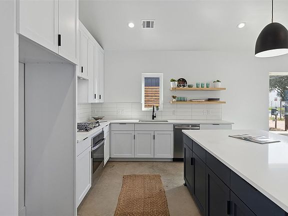 3rd image of 1021 Nomas St