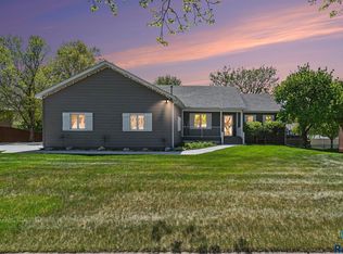 1025 Heritage Dr, Madison, SD 57042