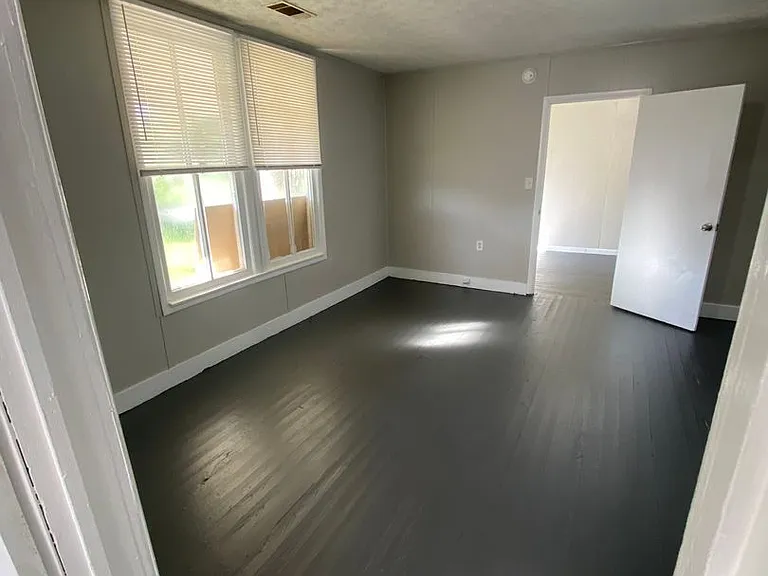 605 Durden St — Photo 3