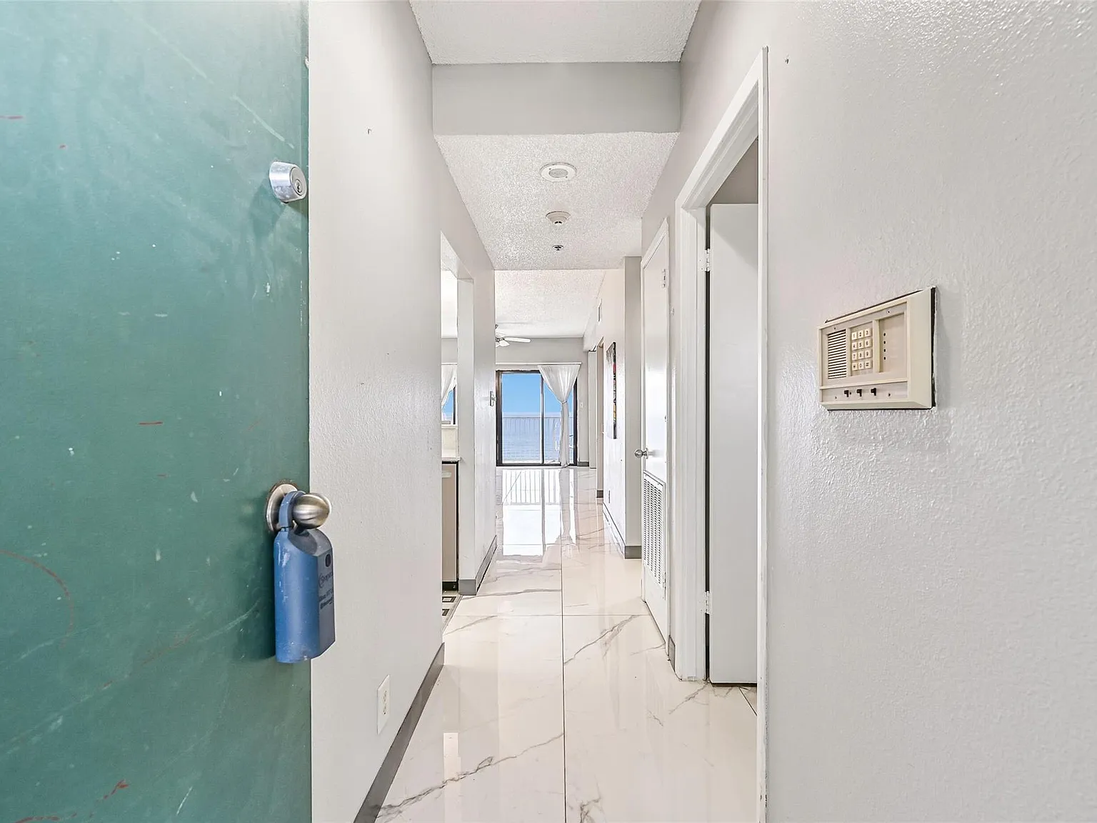 2 bed, 2.0 bath, 983 sqft, $2,500 — Photo 3