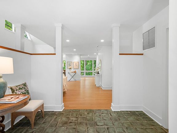 3rd image of 408 Rookwood Dr