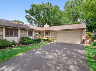 704 Parkview Ct, Roselle, IL 60172