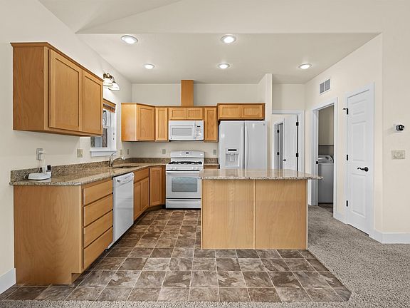 5th image of 424 Becker Ln