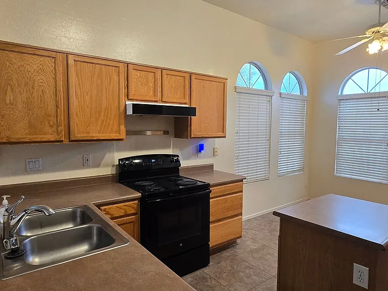 10936 W Vista Ave — Photo 6