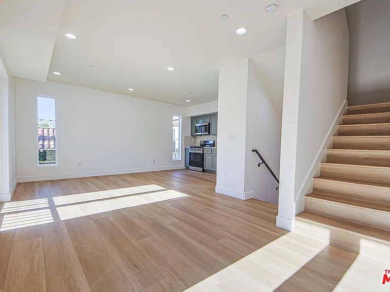 10801 Kling St — Photo 52